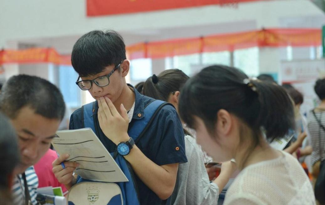 女生就业前景好的行业（现在女孩学什么专业最有前景）