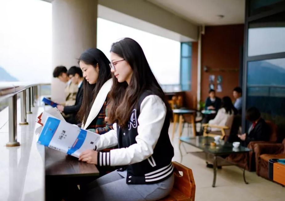 女生就业前景好的行业（现在女孩学什么专业最有前景）