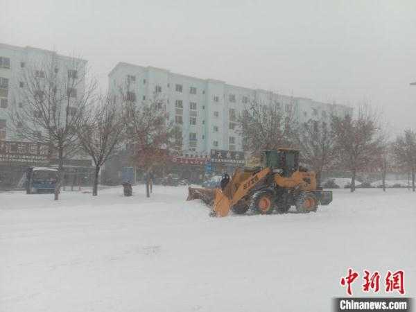 内蒙古通辽遭遇特大暴雪:学校停课 机场关闭